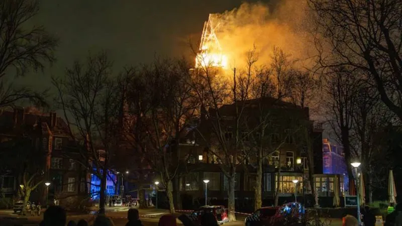 Hollanda'da 154 yıllık tarihî kilisede yangın; çevredekiler tahliye edildi, yıkılabilir!