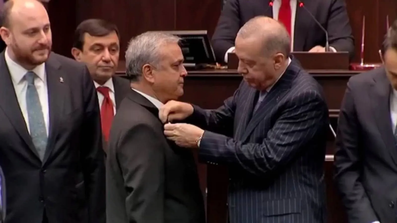 Üç isim AKP'ye geçti: Rozeti takılan Hasan Ufuk Çakır "İki Başkomutan var; biri Gazi Mustafa Kemal Paşa, diğeri Recep Tayyip Erdoğan!" dedi