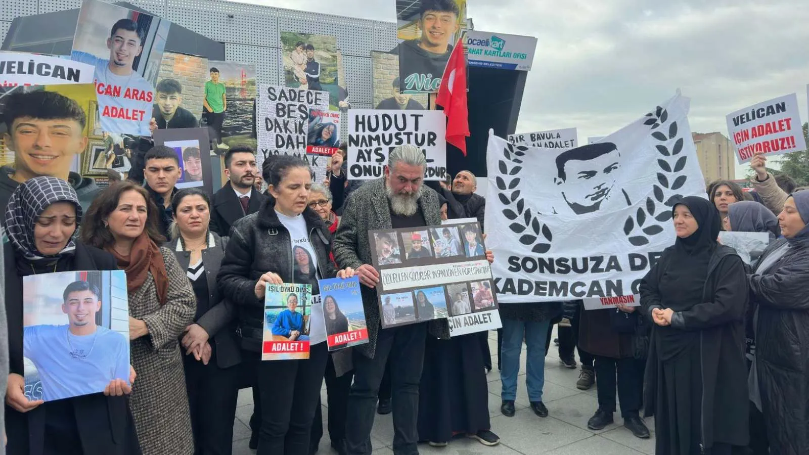 Acılı aileler Atlas Çağlayan için Gebze'de bir araya geldi: Adalet istiyoruz, caydırıcı cezalar istiyoruz; biz yandık, başka aileler yanmasın istiyoruz