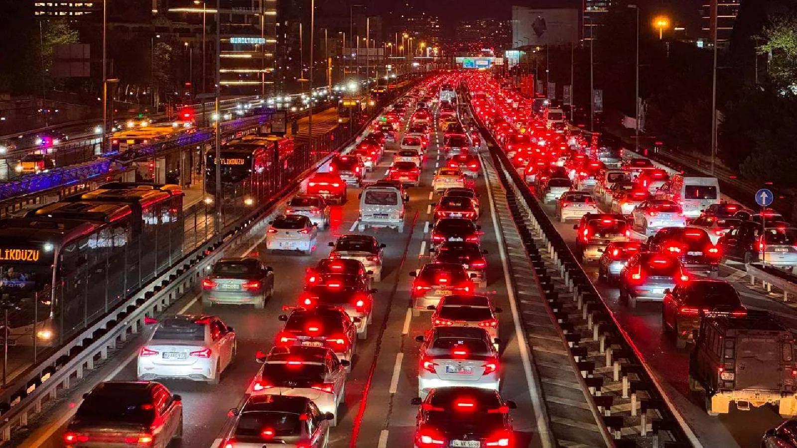 İstanbul'da akşam saatlerinde trafik yoğunluğu yüzde 87'ye yükseldi