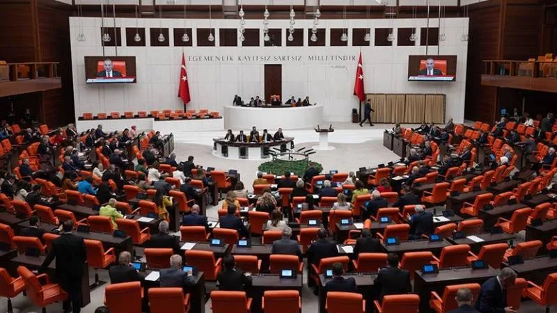 Muhalefet partilerinin grup başkanvekilleri "Emeklilere zam" istedi, AKP grup başkanvekili Yenişehirlioğlu "Şov yapmayın" dedi