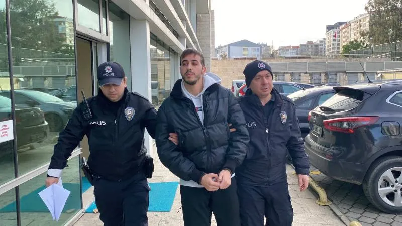 Otobüste 2 kişinin boynuna bıçak dayayan üniversite öğrencisi tutuklandı: Sinirliydim bana ters baktılar