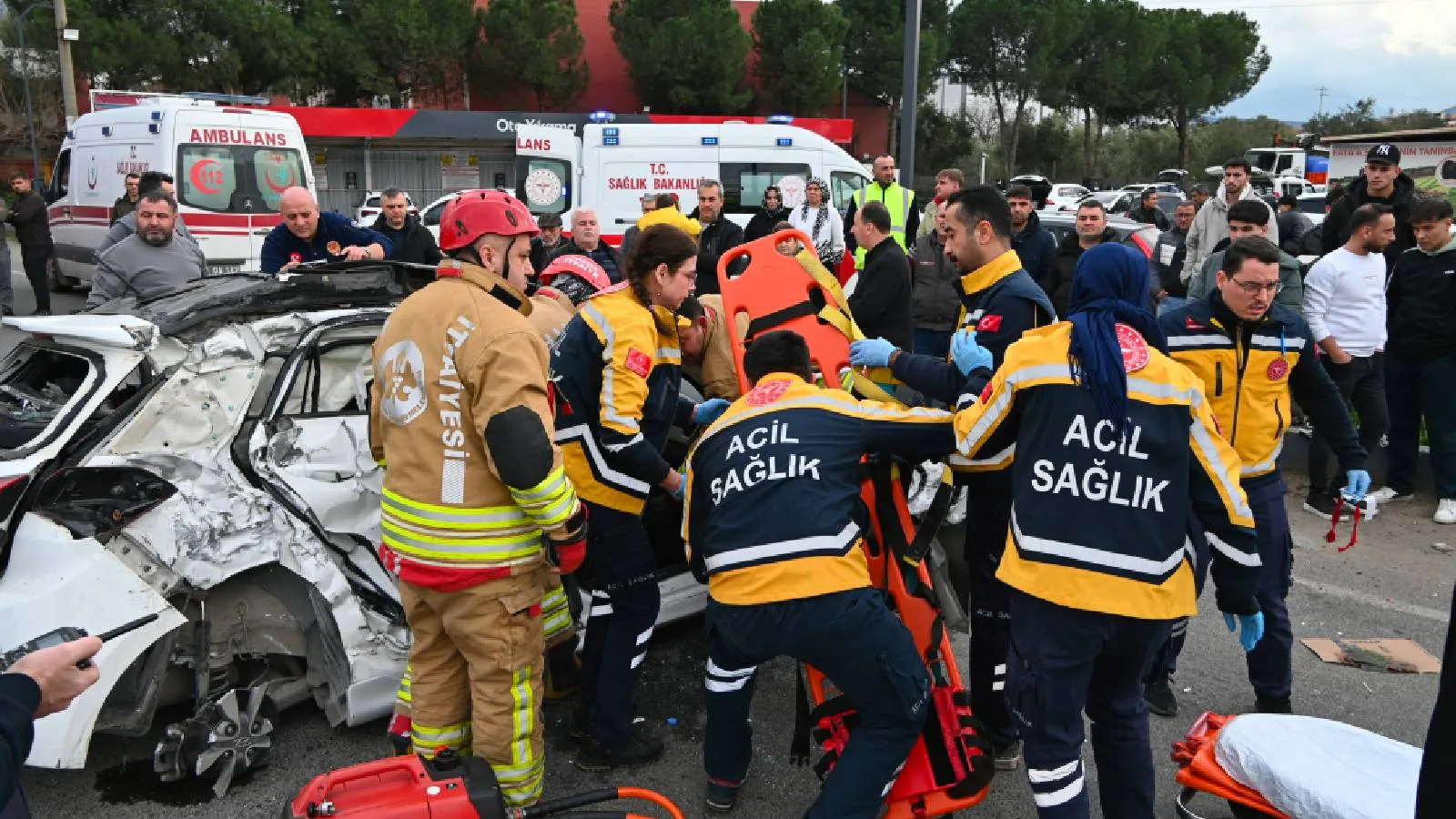 Manisa'da otobüs ile otomobilin çarpıştığı kazada 3 kişi yaralandı