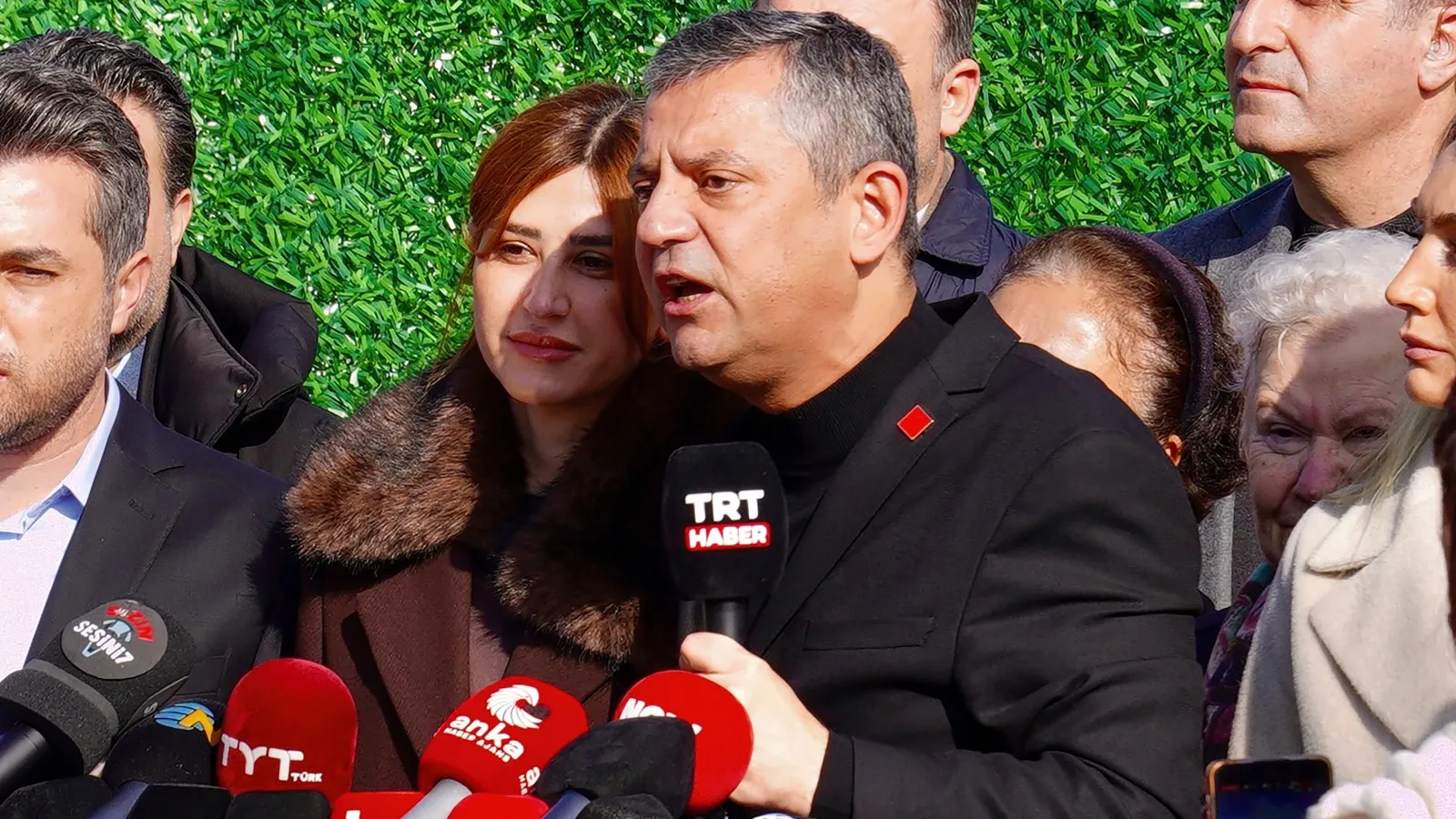 Aile Dayanışma Ağı ile birlikte açıklama yapan Özgür Özel, TRT ve Anadolu Ajansı’na ateş püskürdü: Yalandan, iftiradan usandık, iki elimiz yakanızda, hakkımızı helal etmiyoruz!