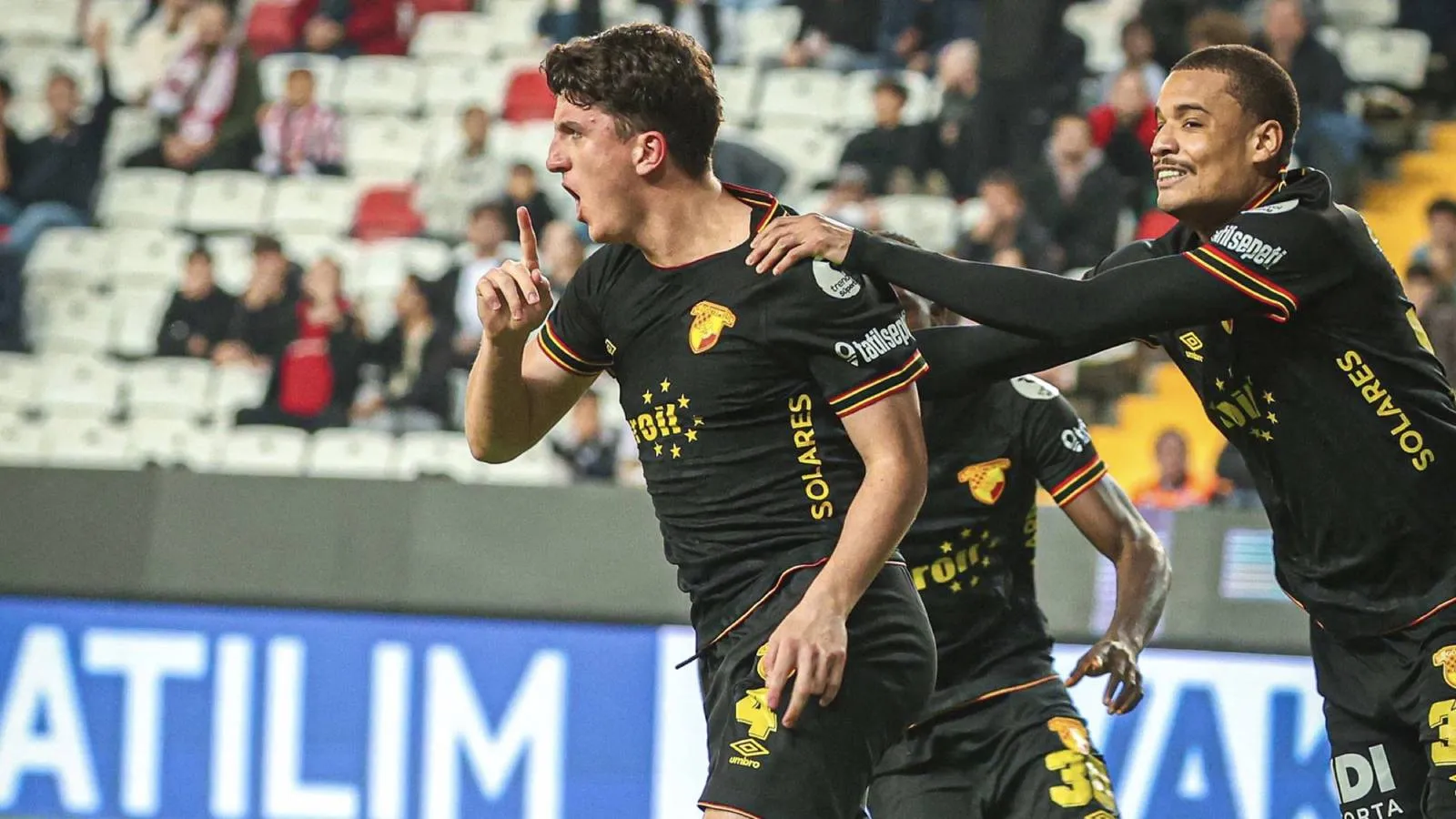 Göztepe'nin 22 yaşındaki stoperine, Fenerbahçe ve Trabzonspor talip