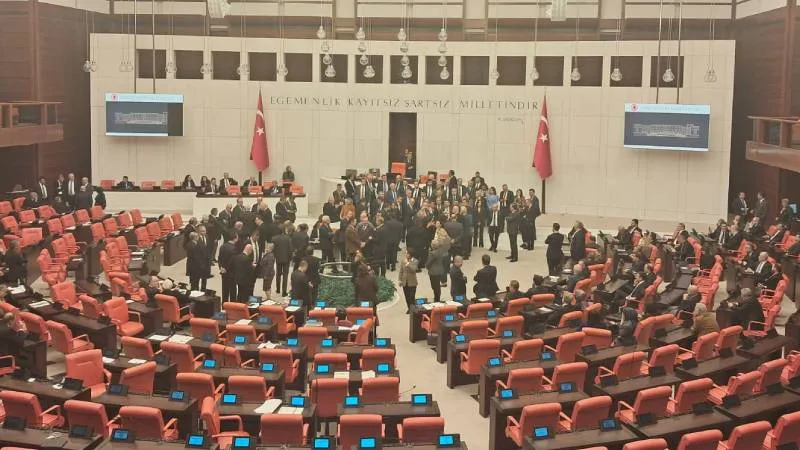 Meclis'te yoklama krizi: Salonda olmayan AKP'li adına pusula verildi, MHP'li Adan "Ahlaksızlık" dedi