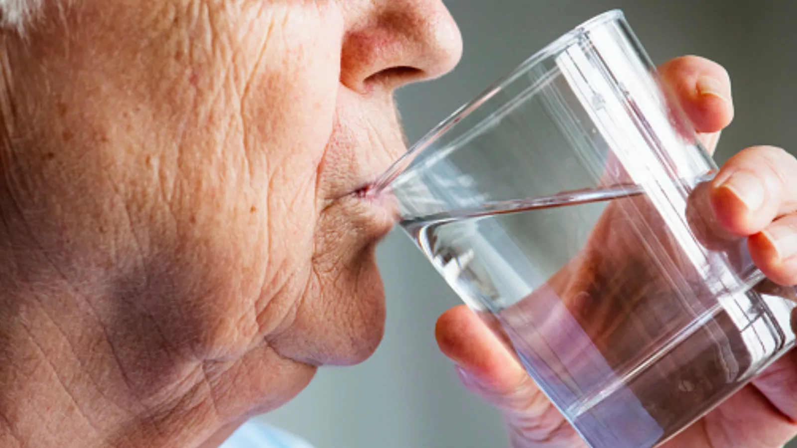 Yaşlılar için 'kronik susuzluk' uyarısı: Beyin hücreleri arasındaki iletişim yavaşlıyor, demans riski artıyor