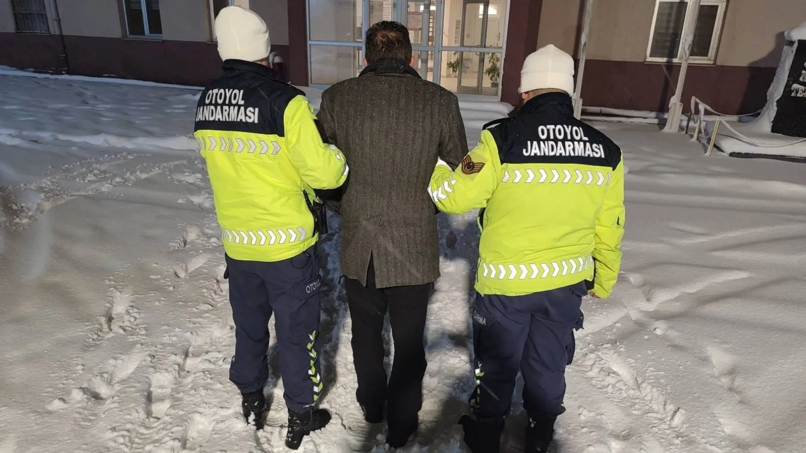 Yol verme tartışmasında 2 kardeşi tabancayla vurdu!