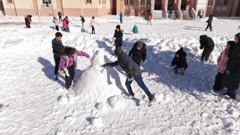 Beklenen kar geldi, bir ilde daha okullar tatil edildi!