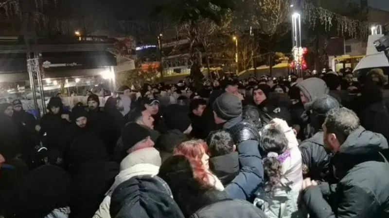 DİSK Basın-İş Sendikası'ndan Fransız gazeteci Boukandoura'nın gözaltına alınmasına tepki