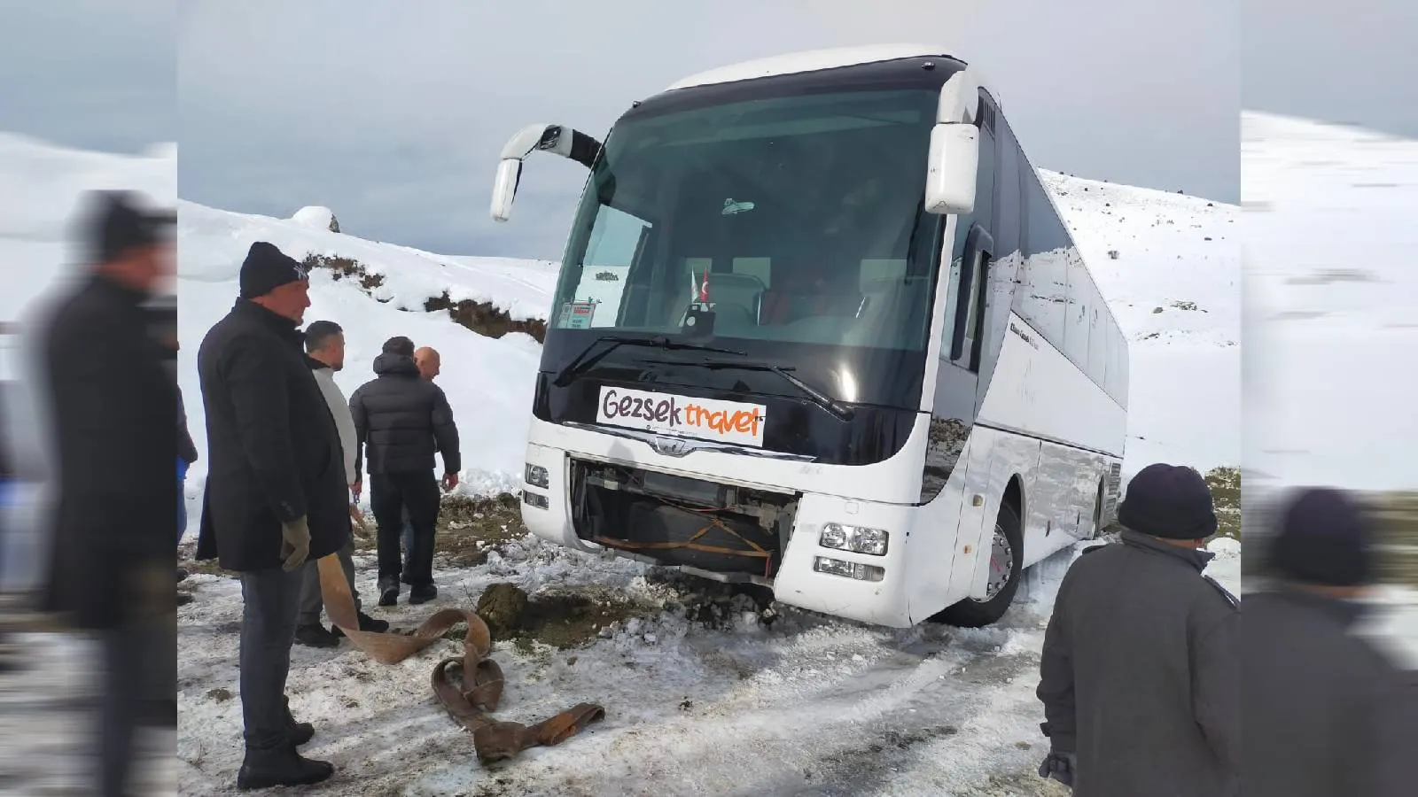 Tokat'ta kar nedeniyle yolda kalan tur otobüsüyle araçları ekipler kurtardı