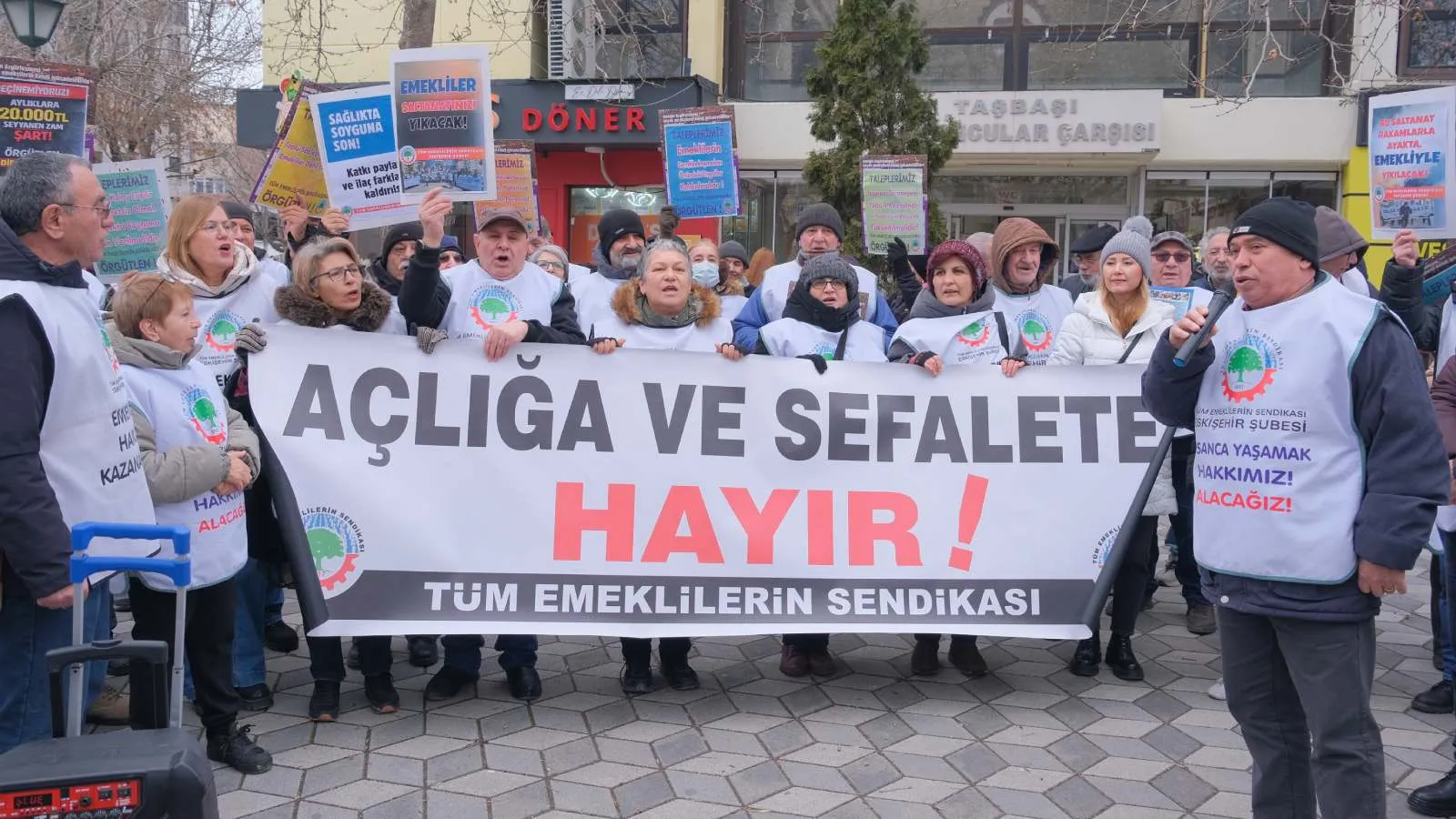 Eskişehir’de emeklilerden CHP’nin TBMM'de başlattığı eyleme destek