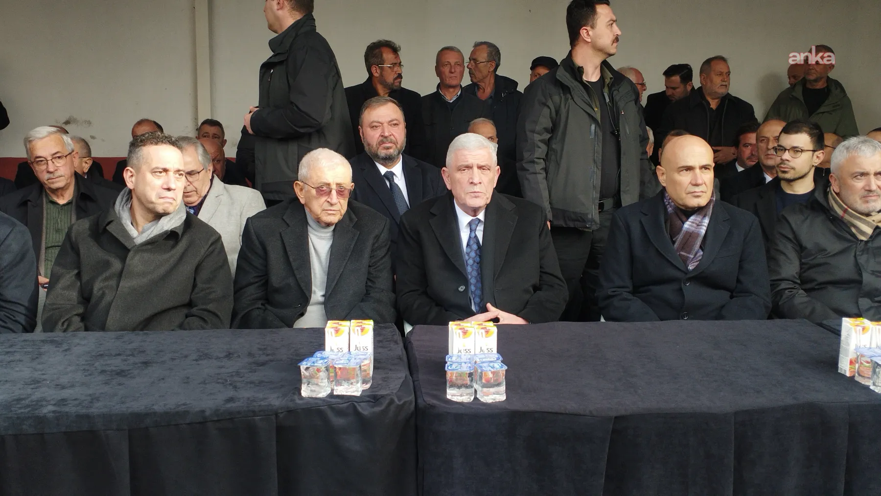 Turhan Çömez'in annesi son yolculuğa uğurlandı; Müsavat Dervişoğlu ve İmamoğlu'nun babası Hasan İmamoğlu da cenazeye katıldı