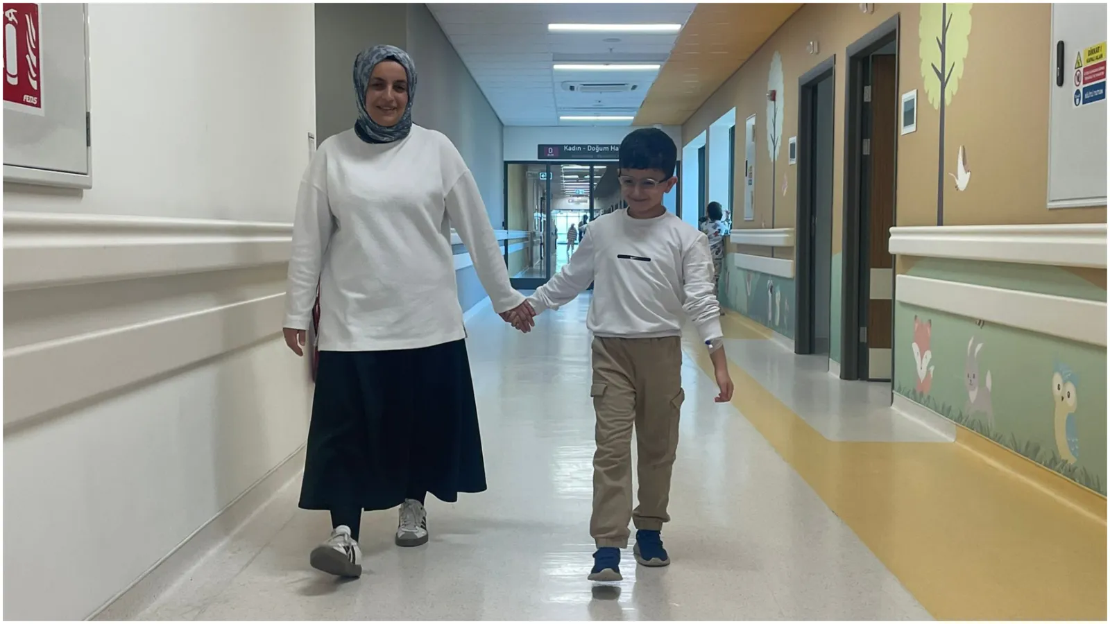 9 yaşındaki Emir Asaf, milyonda 3 görülen hastalığı yendi: Yeniden yürüyebiliyor, oynayabiliyor, bisiklete binebiliyor