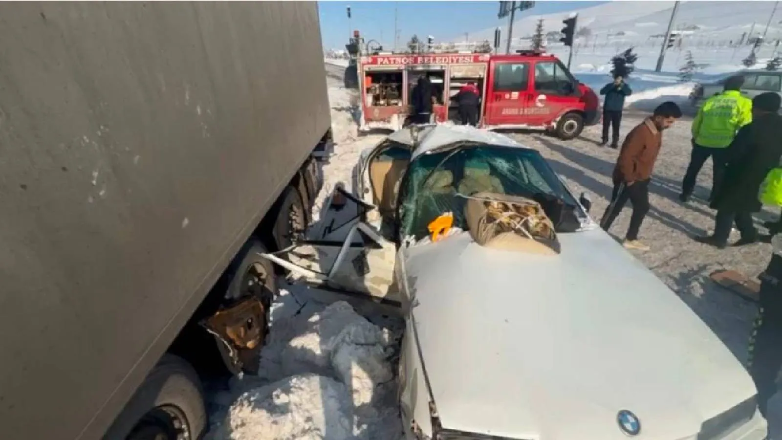 Ağrı'da tırla çarpışan otomobildeki biri ağır 3 kişi yaralandı