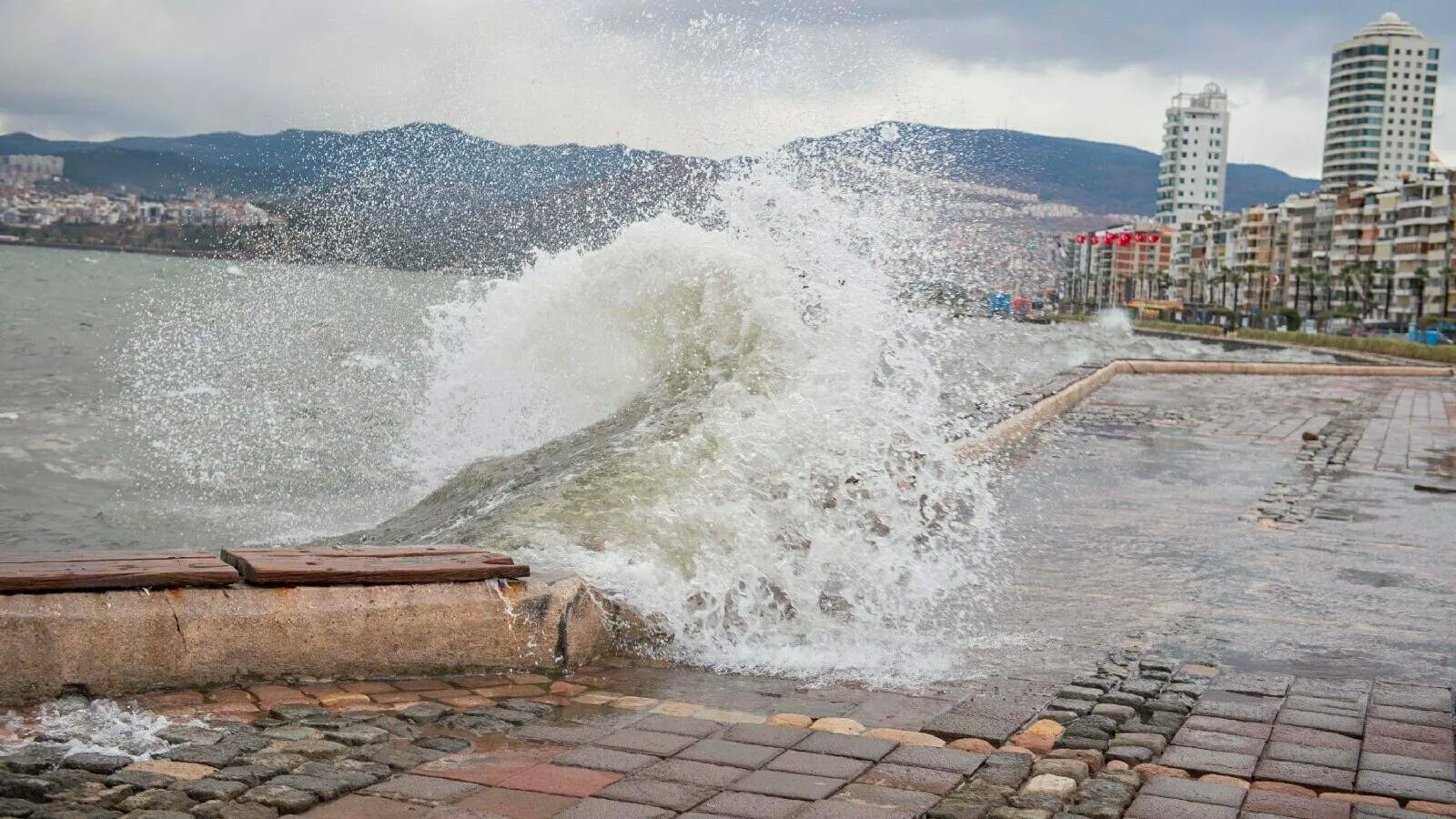 Ege Denizi için 'kuvvetli fırtına' uyarısı: Hızı 90 kilometreyi bulacak, ulaşımda aksamalar yaşanabilir