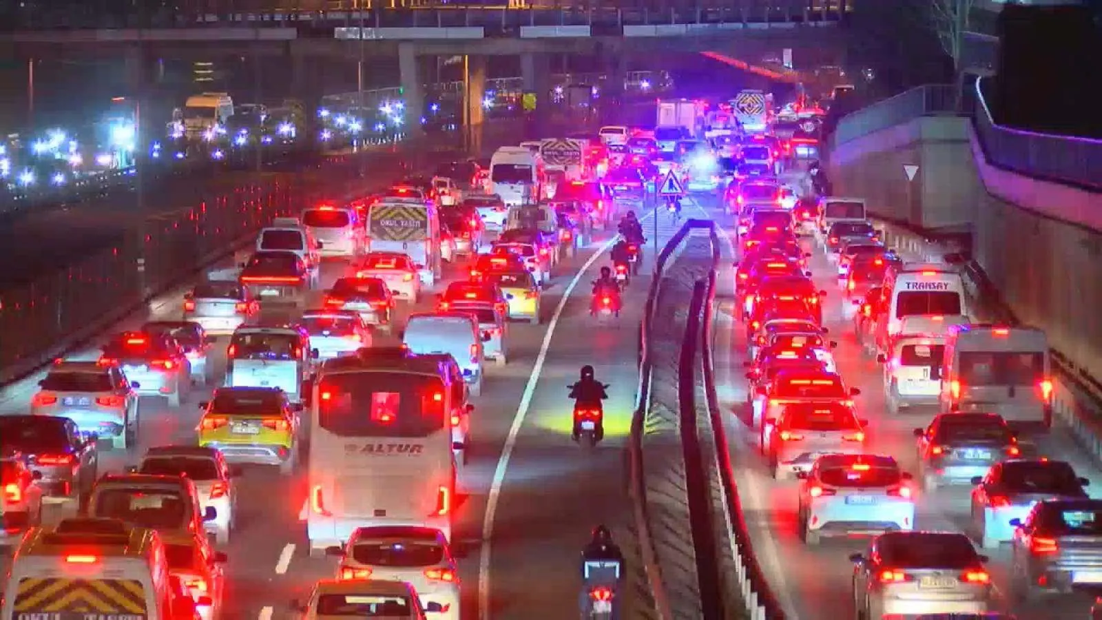 İstanbul'da akşam saatlerinde trafik yoğunluğu yüzde 85'e çıktı