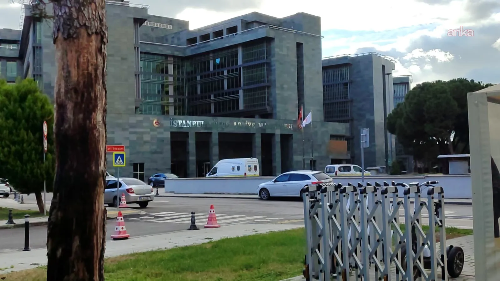 İstanbul Barosu Kadın Hakları Merkezi: Kadına yönelik şiddet adaletin kendisine yönelmiş bir saldırıdır; savcı derhal tutuklanmalı, 6284 etkin uygulanmalı!