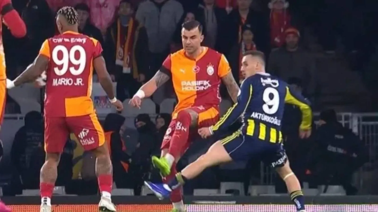 Fenerbahçe, derbide penaltı bekledi: İşte o tartışmalı pozisyon