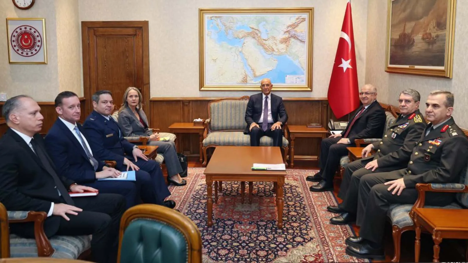 Bülent Arınç'tan Tom Barrack'ın MSB'deki fotoğrafına tepki: İzahı güç bir protokol hatasıdır