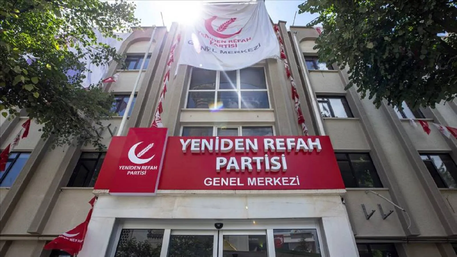 Yeniden Refah Partisi, AKP'ye geçeceği iddia edilen belediye başkanının 2025'te ihraç edildiğini duyurdu