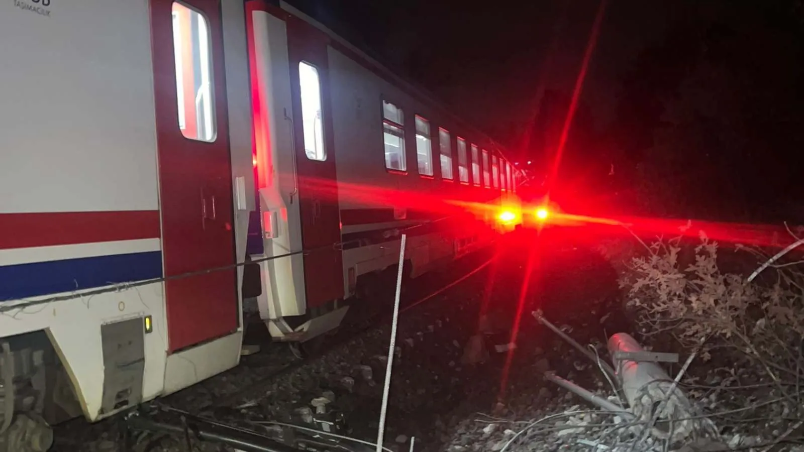 Balıkesir’de toprak kaydı, yolcu treni raydan çıktı: 1 yaralı