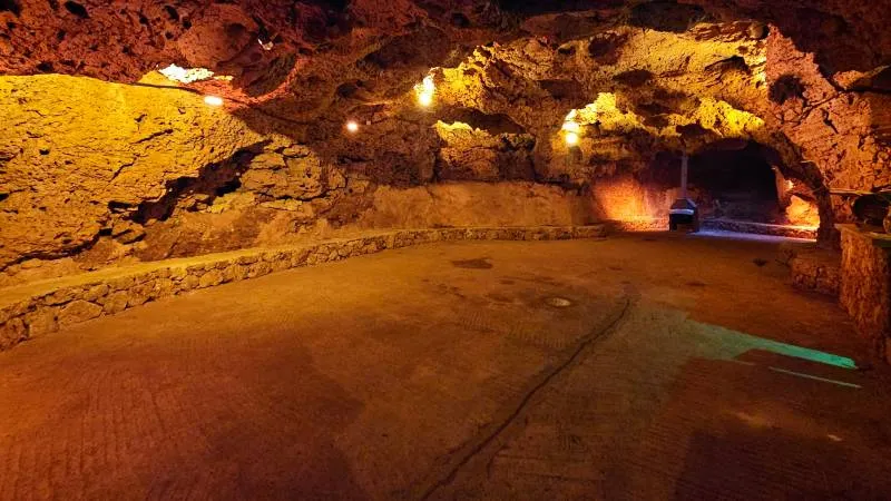 Antalya'da tarihi mağarada tekno parti tartışma yarattı