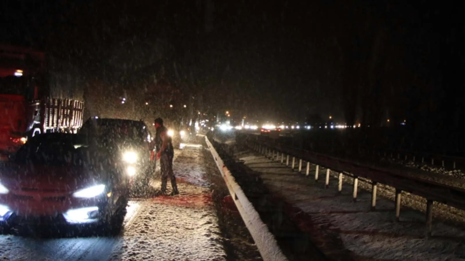 Kar yağışı nedeniyle trafiğe kapanan Uşak-Ankara kara yolu ulaşıma açıldı