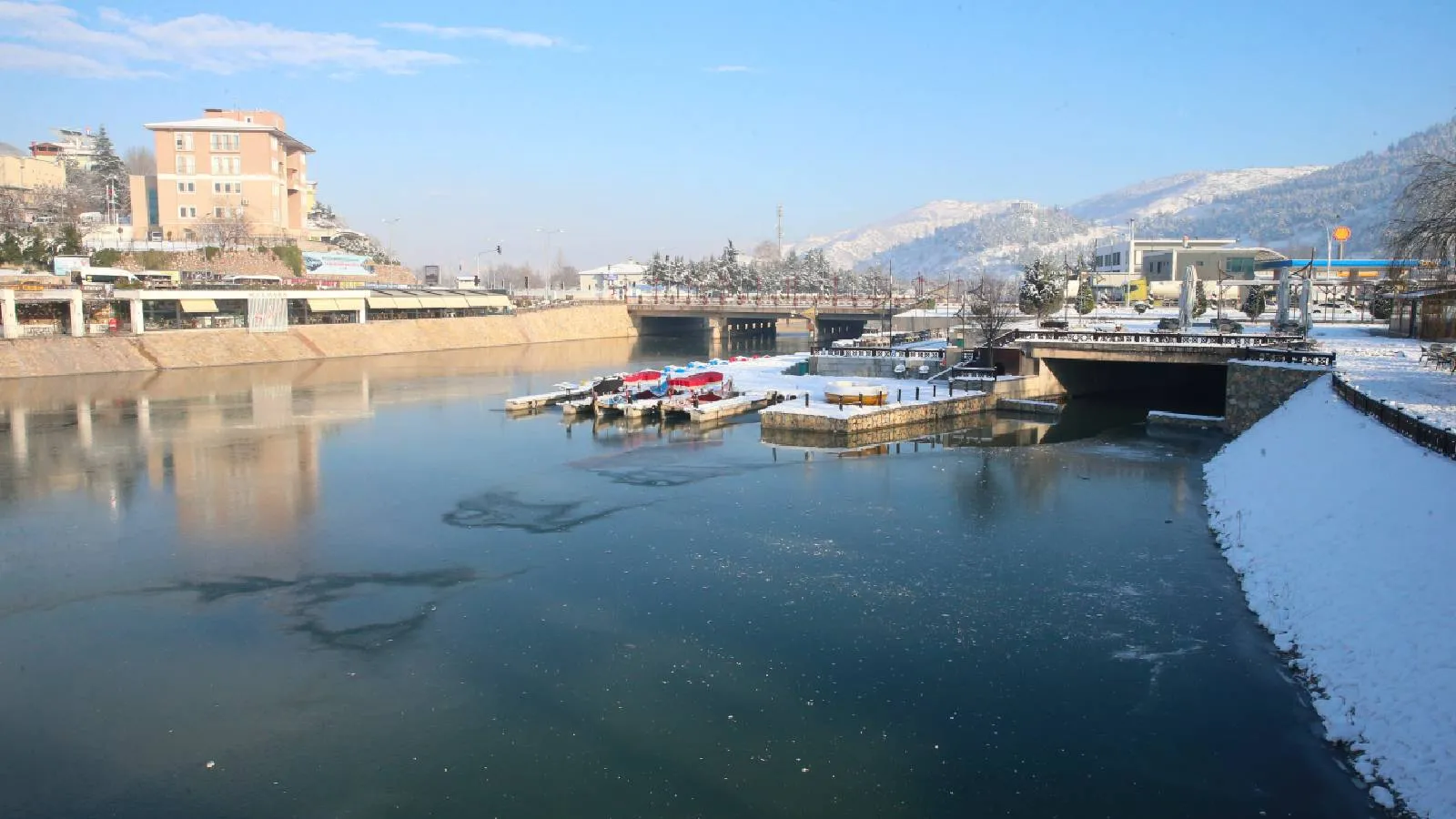 Tokat'ta Yeşilırmak'ın yüzeyi kısmen dondu