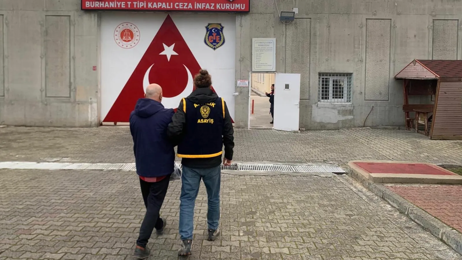 İş insanlarına şantaj yapan ihraç emniyet amiri, para alırken yakalandı