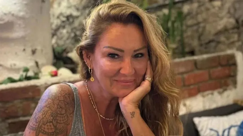 Pınar Altuğ, kendisinden para isteyen takipçisini ifşa etti: Birinden bu kadar rahat para istemek?