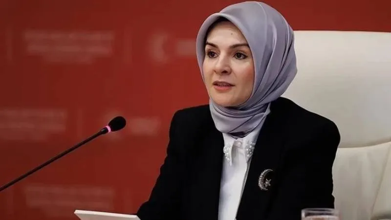Bakan Göktaş'tan 'Brüksel'deki esnaf ziyareti' eleştirilerine aile fotoğraflı yanıt