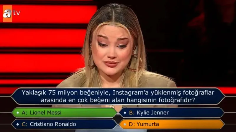 <p><strong>500 BİN TL DEĞERİNDEKİ "MESSI" SORUSU </strong></p>
<p>Yarışmacı, "<em>Yaklaşık 75 milyon beğeniyle, Instagram'a y&uuml;klenmiş fotoğraflar arasında en &ccedil;ok beğeni alan hangisinin fotoğrafıdır?</em>" şeklindeki cevabı "Lionel Messi" olan soruya, "Yumurta" cevabını vererek yarışmadan 50 bin TL ile ayrılmak durumunda kaldı.</p>