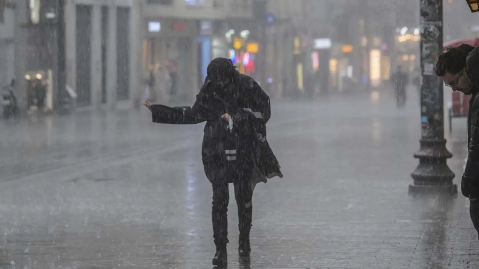 İstanbul'da kuvvetli yağmur ve şiddetli rüzgar etkili oluyor: Evleri su bastı!