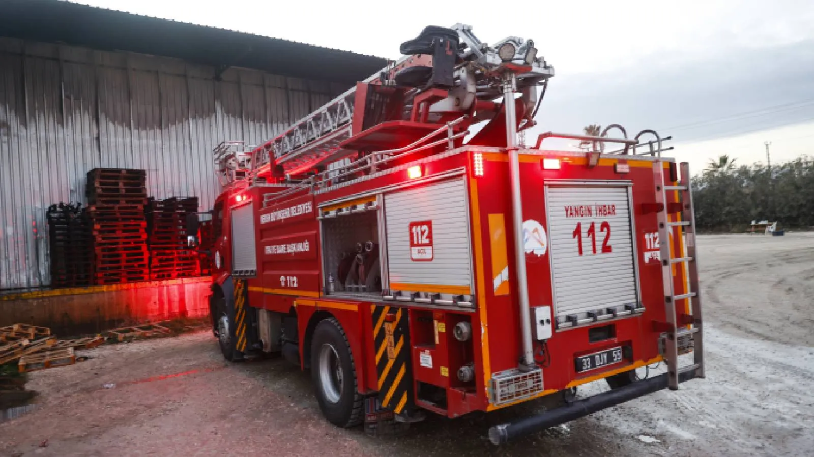 Narenciye paketleme fabrikasında çıkan yangın söndürüldü