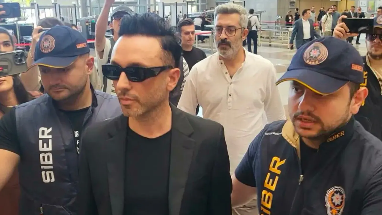 Ertuğrul Özkök: Ne 12 Mart Zeki Müren’e ne 12 Eylül Bülent Ersoy’a ne de 28 Şubat Ferdi Özbeğen’e bu soruyu sordu