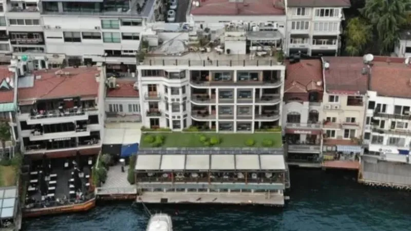 İBB ekipleri Bebek Otel'deki kaçak bölümler için yıkım işlemine başladı