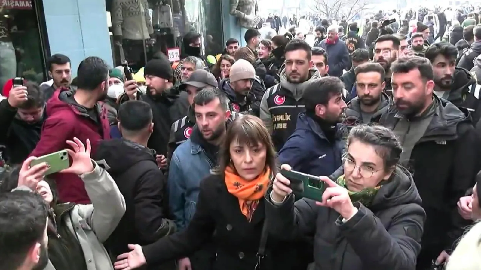 DEM Parti'nin İstanbul'daki 'Rojava' yürüyüşünde DEM Parti İstanbul İl Eş Başkanı Vedat Çınar Altan gözaltına alındı