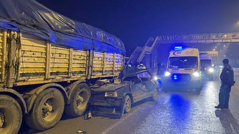 Kahramanmaraş'ta tıra arkadan çarpan otomobildeki 3 kişi yaralandı