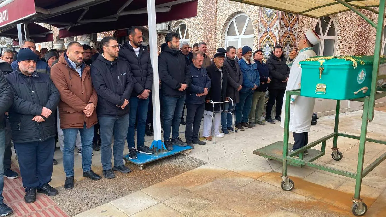 Manisa'da otomobil aydınlatma direğine çarptı, sürücü ağır yaralandı, eşi ile oğlu yaşamını yitirdi