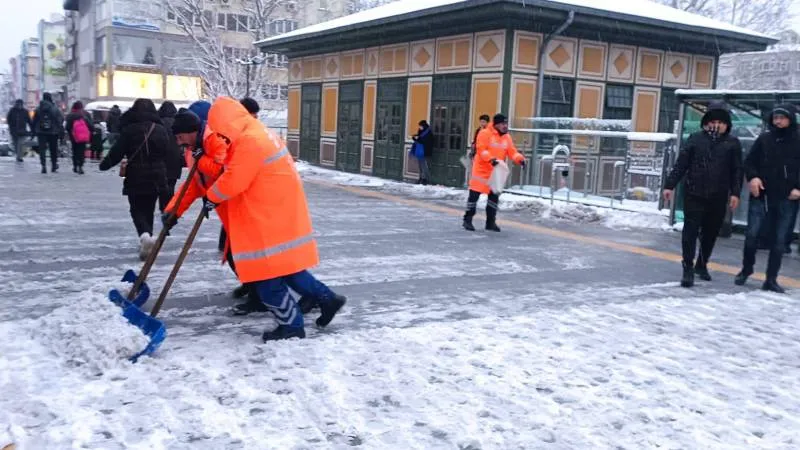 İstanbul beyaza büründü: Binlerce İBB personeli sahada, 378 ihbar ulaştı, 630 evsiz misafir ediliyor