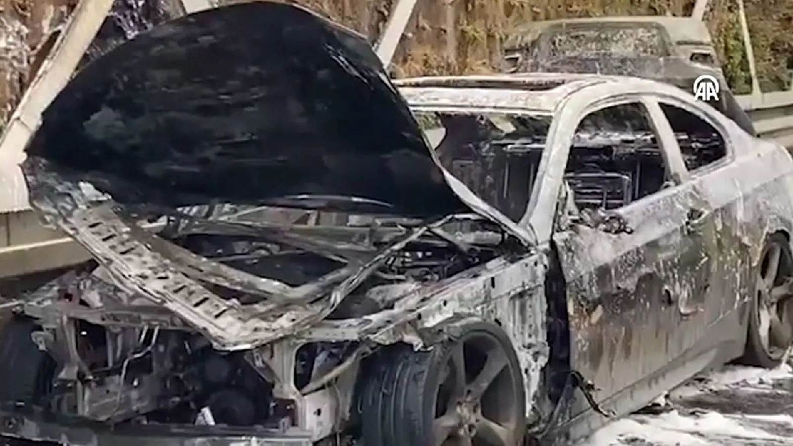 Fatih'te motoru alev alan otomobil kullanılamaz hale geldi