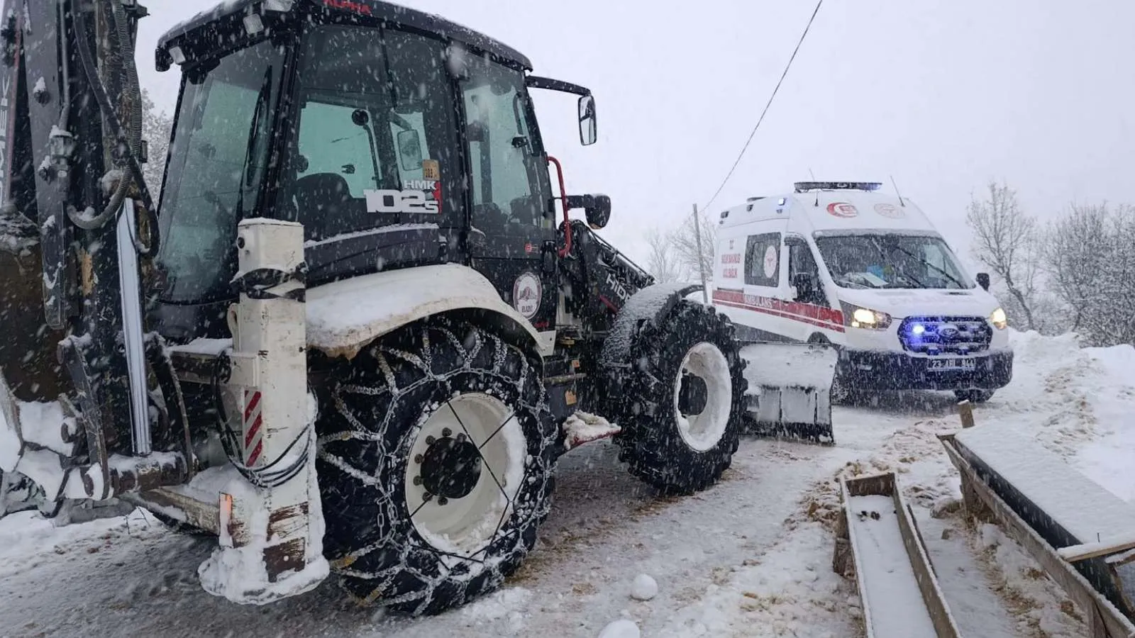 Elazığ'da kar nedeniyle 320 köye ulaşım sağlanamıyor