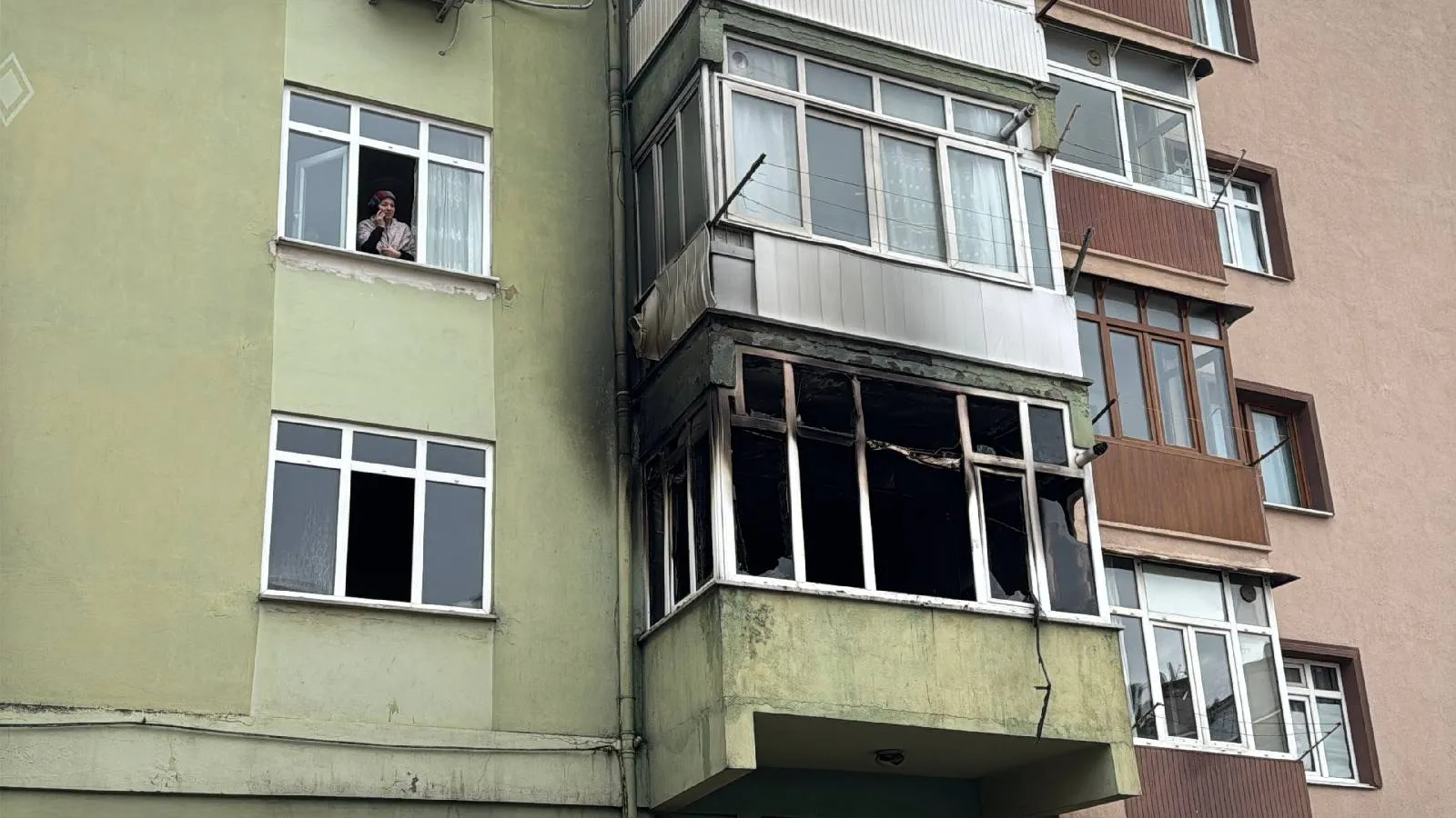 Karabük'te apartmanda çıkan yangında mahsur kalan 8 kişi kurtarıldı