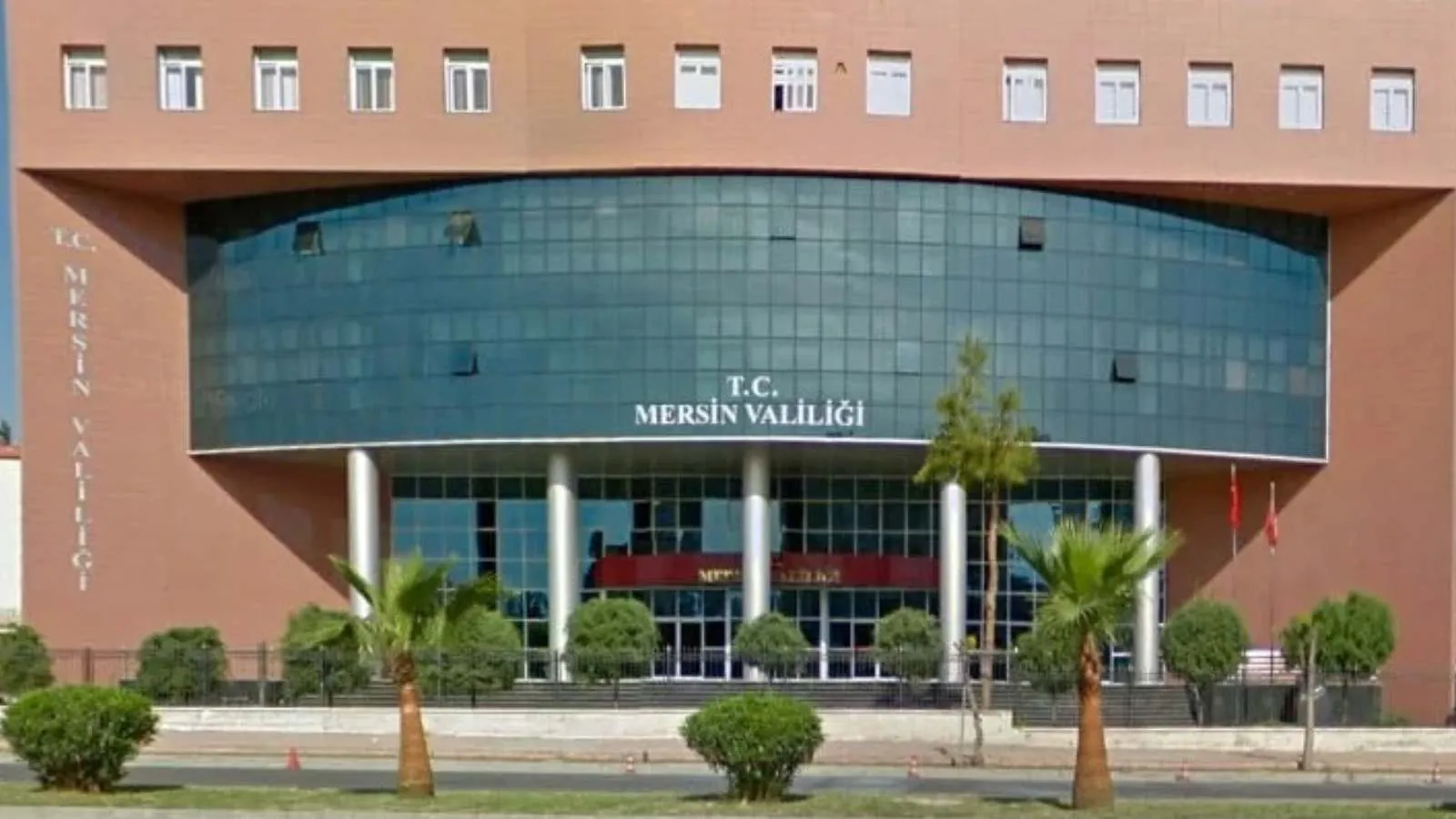 Mersin Valiliği: Başından vurulan Suriyeli gencin defin işlemleri, babasının talebi doğrultusunda Tarsus ilçesinde gerçekleştirilmiştir