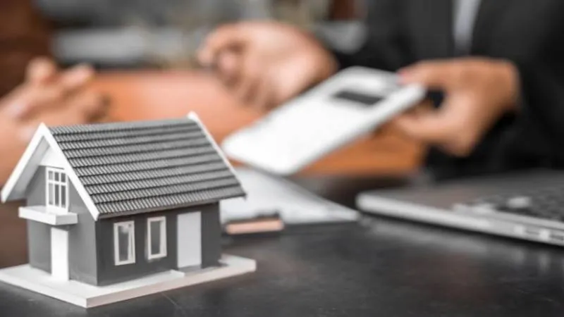 <p>2025&rsquo;in tamamlanmasıyla birlikte T&uuml;rkiye genelinde daire nitelikli konutların ortalama kira bedeli, aralık ayı itibarıyla 24 bin 101 TL seviyesine y&uuml;kseldi. T&uuml;rkiye gazetesinde yer alan habere g&ouml;re, kiralar yıl boyunca y&uuml;zde 27,42 oranında artış g&ouml;sterdi. Bu veriler, devam eden s&ouml;zleşmelerin dışında, ilanlarda yer alan ve boş olarak ilk defa pazara &ccedil;ıkan konutların kira bedellerini &ouml;l&ccedil;&uuml;yor.</p>