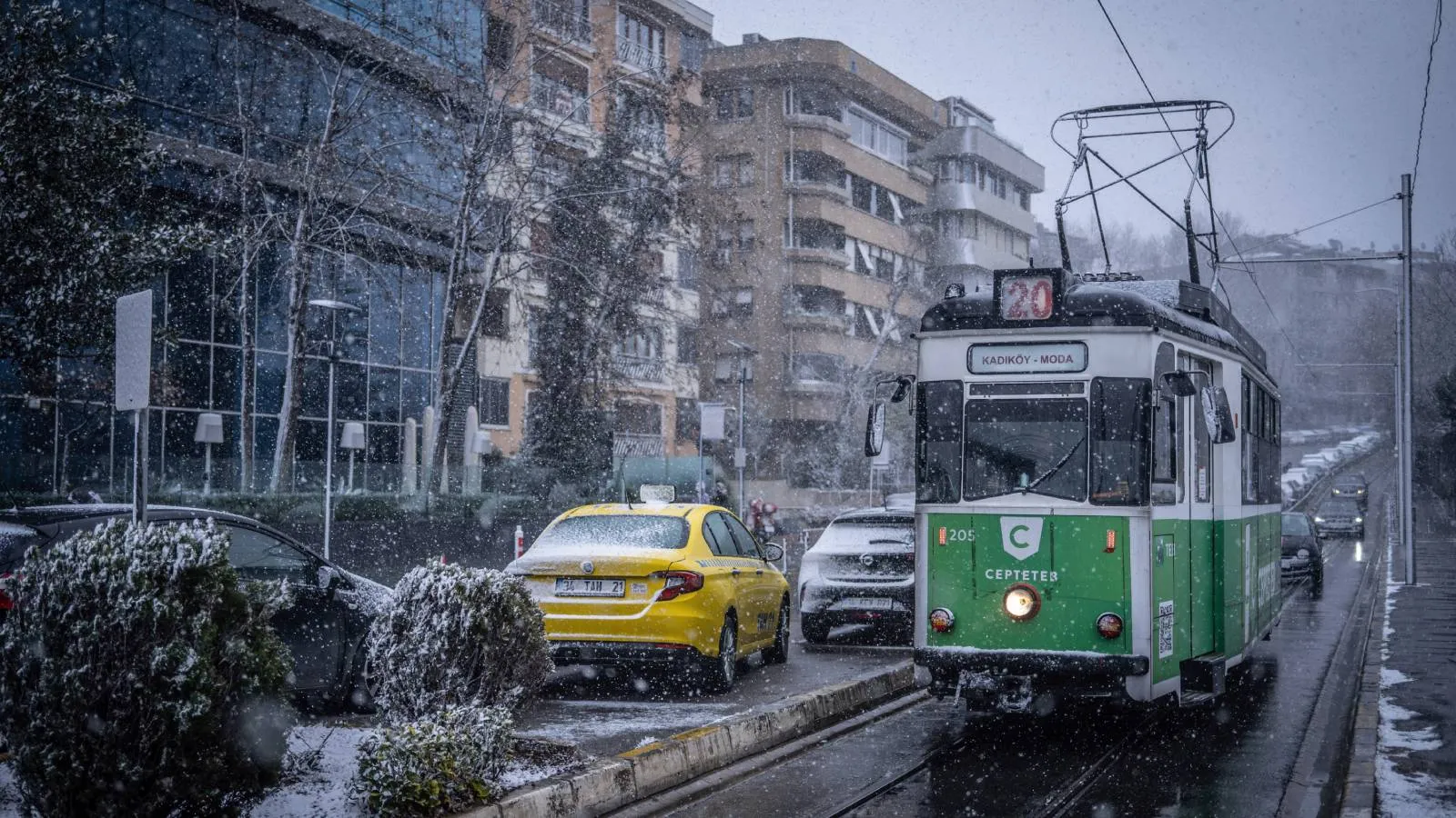İBB uyardı: Kış lastiği olmadan trafiğe çıkmayın, mümkünse toplu taşıma kullanın