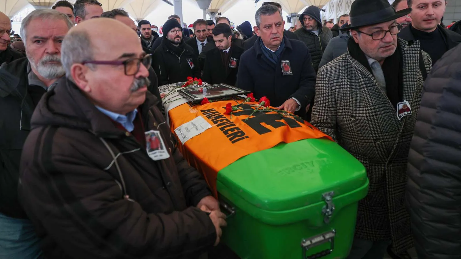 Özgür Özel, Mehmet Fikret Özbilgin’in cenazesine katıldı