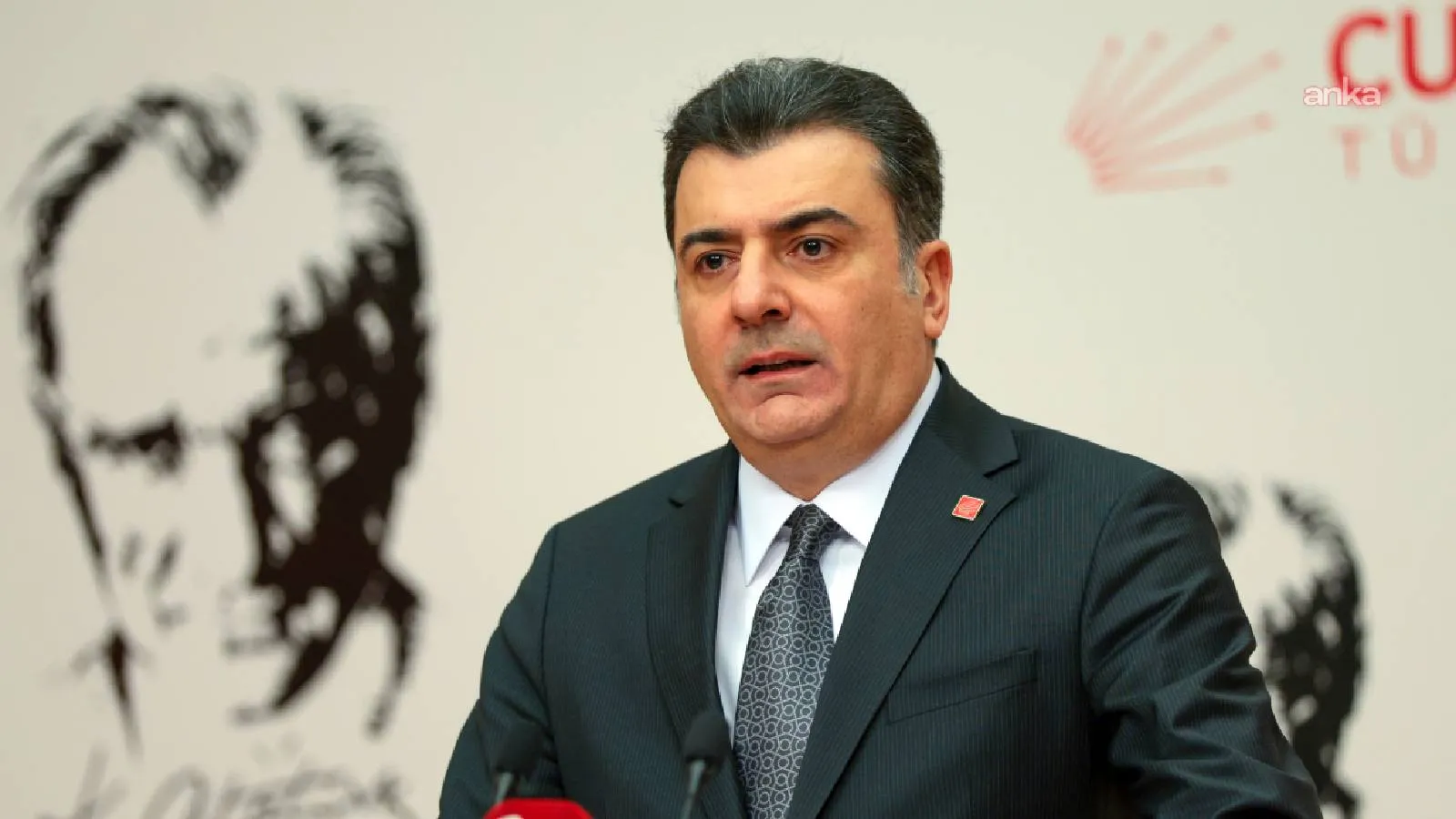 CHP Sözcüsü Emre'den Bakan Kurum'a: Depremi siyasete alet ederek kendini devletin yerine koymaya çalışıyor; depremzedelere senet imzalatıldı mı?