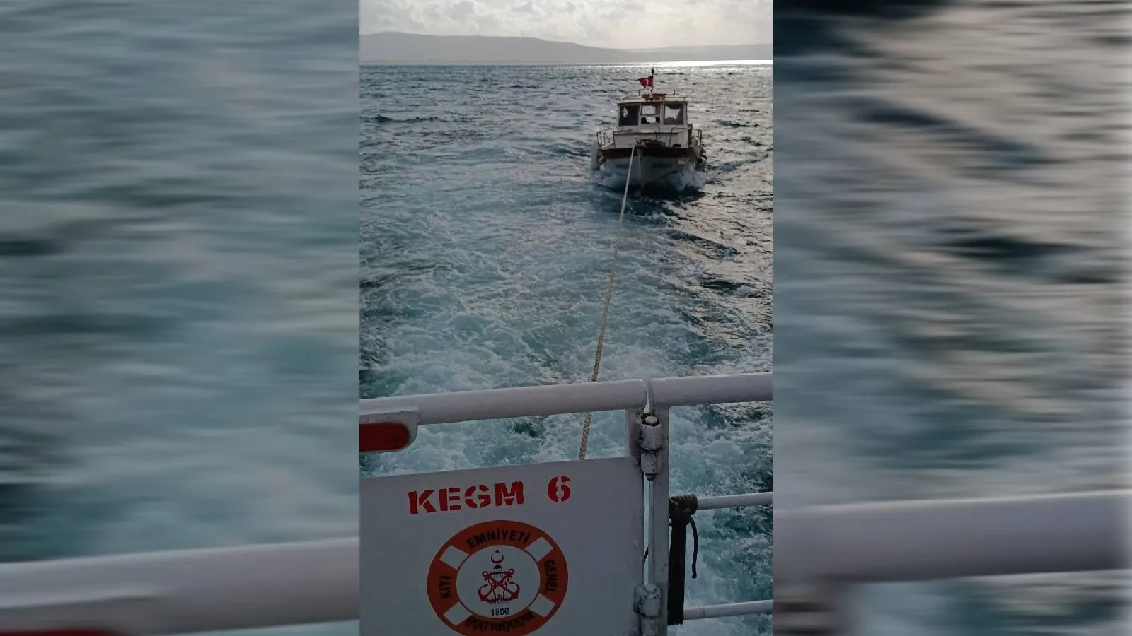 Çanakkale Boğazı'nda arızalanıp sürüklenen tekne kurtarıldı